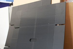 Les machines Boxmat peuvent travailler du Coroplast pour faire des boites en plastique